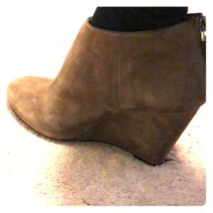 🥳🥳Perfect bootie! DKNY 🥳🥳